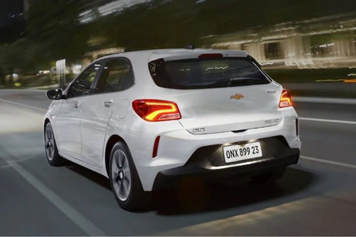 2º) Chevrolet Onix - Motor: 1.0 flex; Câmbio: manual de seis velocidades; Consumo na cidade: 13,8 km/l (gasolina) e 9,6 km/l (etanol); Consumo na estrada: 16,9 km/l (gasolina) e 11,9 km/l (etanol); Preço inicial: R$ 93.770.