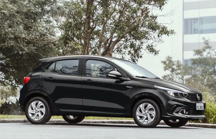 10º) Fiat Argo - Motor 1.0 flex; Câmbio: manual de cinco velocidades; Consumo na cidade: 13,6 km/l (gasolina) e 9,4 km/l (etanol); Consumo na estrada: 15,1 km/l (gasolina) e 10,6 km/l (etanol); Preço inicial: R$ 89.990.