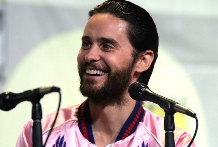 Outra polêmica envolvendo o astro foi quando ele e sua banda promoveram um concurso no qual cinco ganhadores teriam a oportunidade de “dormir na cama de Jared Leto”. A brincadeira pegou muito mal na época.