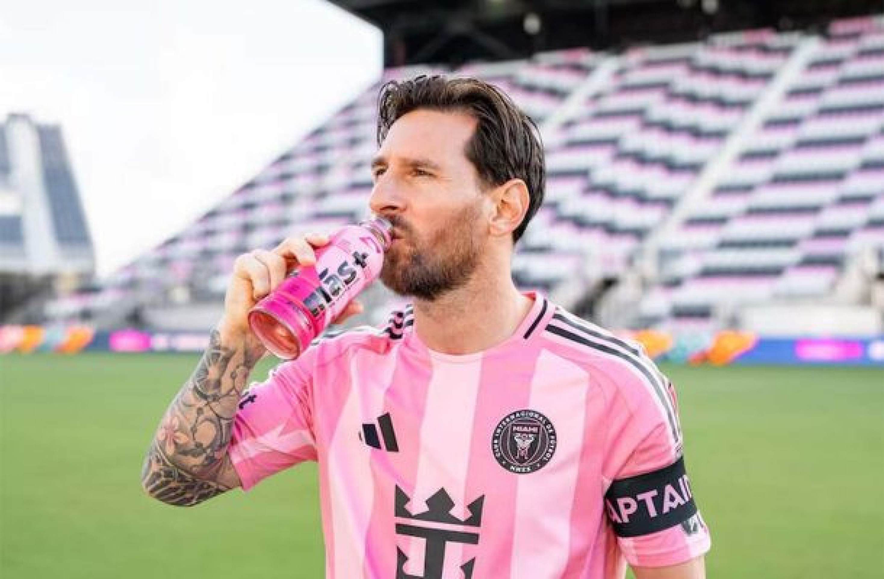 Astro do WWE reitera desejo de encarar Messi em luta de boxe para resolver briga judicial