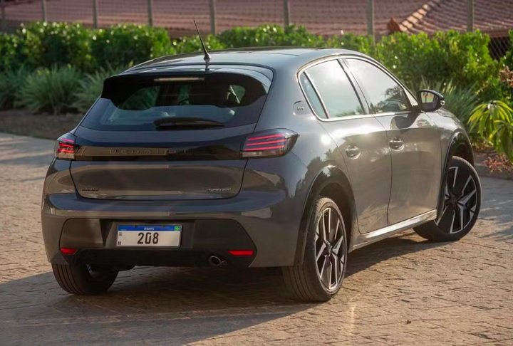 6º) Peugeot 208 - Motor: 1.0 flex; Câmbio: manual de cinco velocidades; Consumo na cidade: 13,3 km/l (gasolina) e 9,6 km/l (etanol); Consumo na estrada: 15,8 km/l (gasolina) e 11,1 km/l (etanol); Preço inicial: R$ 81.990.