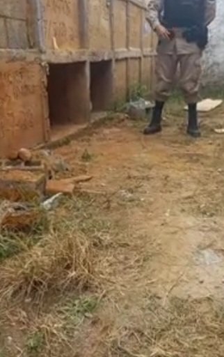 O local onde a mulher foi encontrada trata-se de um conjunto de sepulturas que estavam interditadas. Os bandidos aproveitaram o local ermo para cometer o crime. 