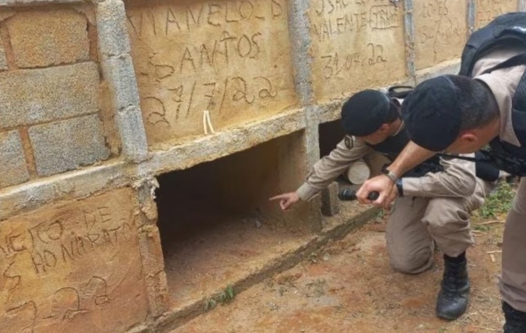 A CNN divulgou informaÃ§Ãµes da PolÃ­cia de MG na ocasiÃ£o. A mulher de 36 anos foi resgatada viva na manhÃ£ de 28/3/2023 de dentro de um tÃºmulo.