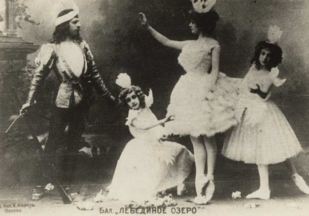O Lago dos Cisnes é um balé dramático em quatro atos de 1876 do compositor russo Piotr Ilitch Tchaikovski e libreto de Vladimir Begitchev e Vasily Geltzer, com estreia em 1877 no Teatro Bolshoi (Moscou).