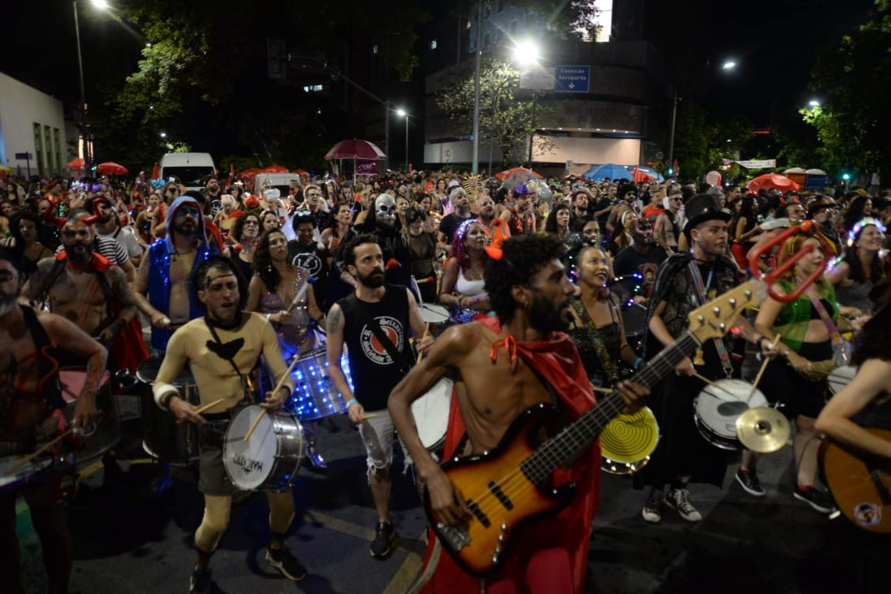 Bloco Abre-te Sésamo desfila na Avenida Álvares Cabral, na noite desta sexta-feira (21/1)