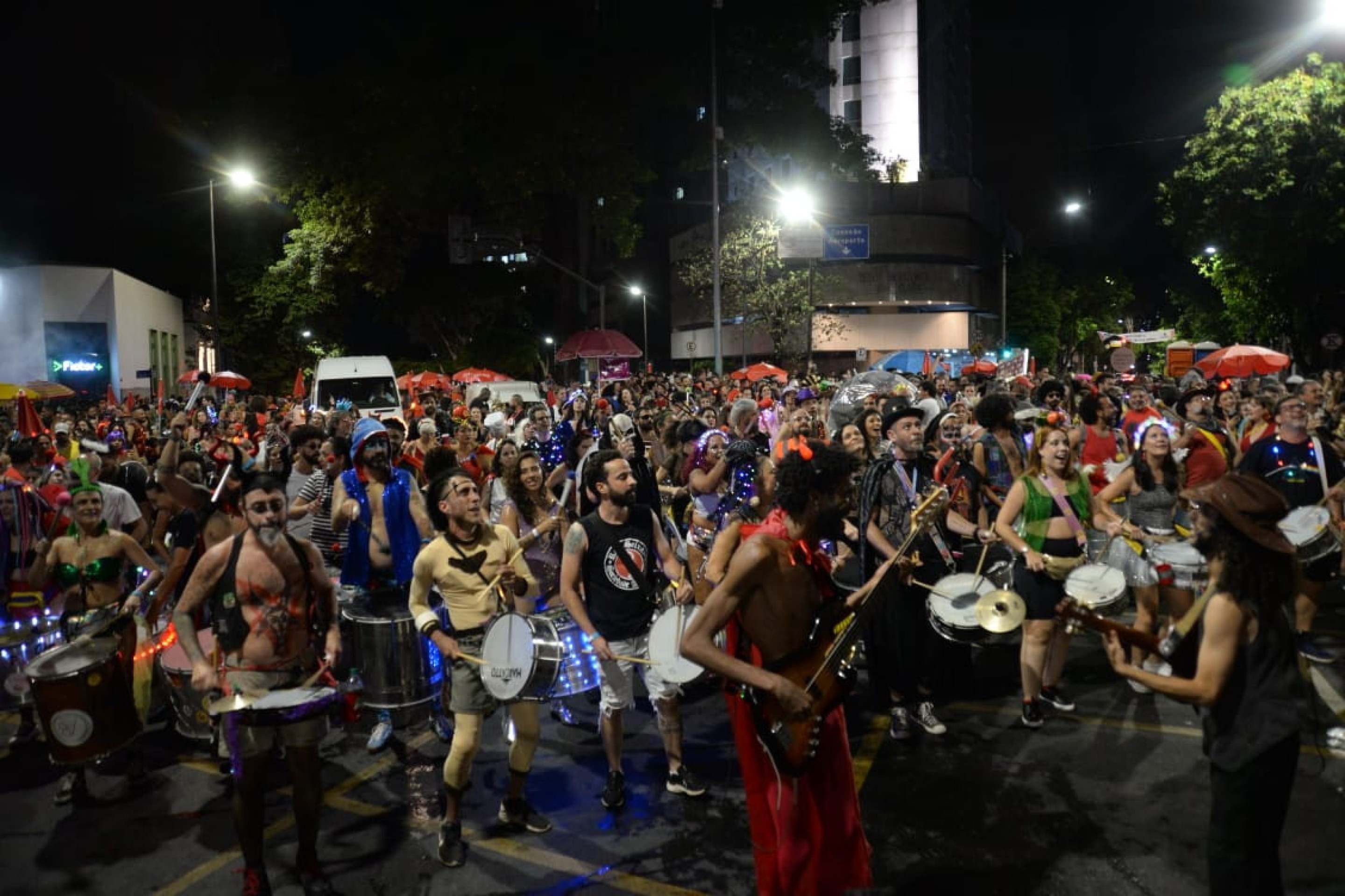 Bloco Abre-te Sésamo desfila na Avenida Álvares Cabral, na noite desta sexta-feira (21/1)