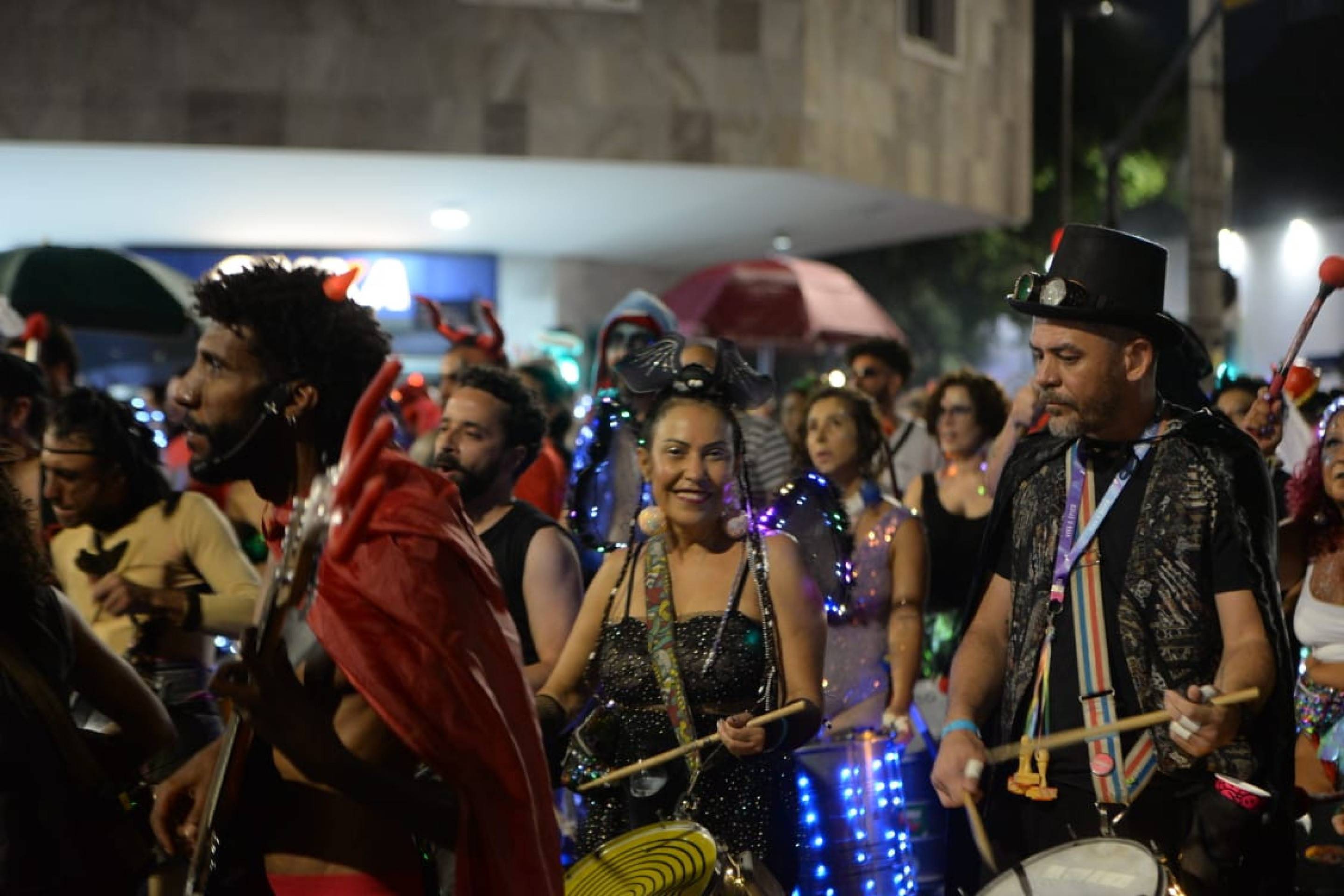 Bloco Abre-te Sésamo desfila na Avenida Álvares Cabral, na noite desta sexta-feira (21/1)