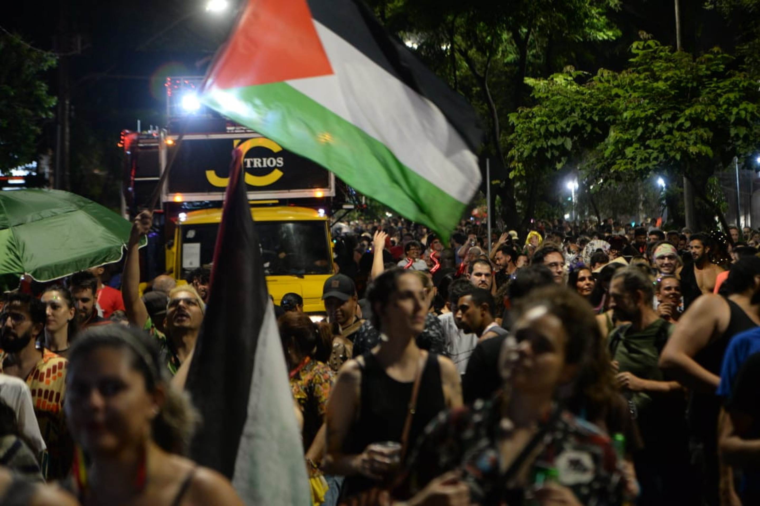 Bloco Abre-te Sésamo desfila na Avenida Álvares Cabral, na noite desta sexta-feira (21/1)
