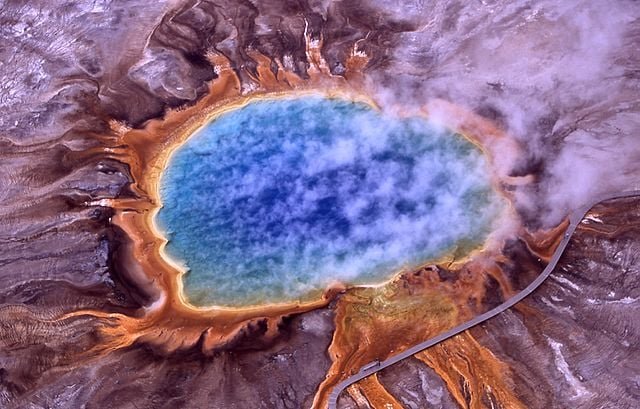  Yellowstone (EUA) - O Parque Nacional ocupa uma Ã¡rea equivalente ao dobro do Distrito Federal do Brasil. SÃ£o 500 gÃªiseres jorrando Ã¡gua e mais de 10 mil fontes hidrotermais, que dÃ£o um aspceto de fervura Ã  paisagem, com cores exuberantes provocadas por bactÃ©rias. 