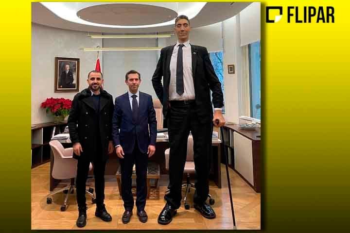 O pai e os irmãos do homem mais alto do mundo têm estatura média. Ele é um caso isolado em sua família.