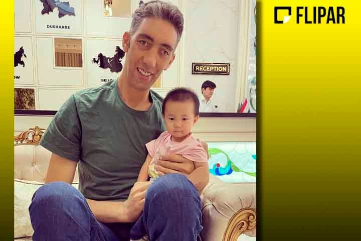 O turco tem outra marca presente no Livro dos Recordes: pessoa viva com as maiores mãos - 28,5 centímetros do pulso até a ponta do dedo médio.