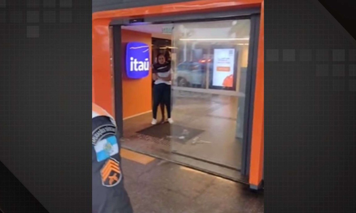 O suspeito dormia na agência quando a vítima chegou ao local para realizar um saque -  (crédito: Cyro Neves/Rádio Tupi)