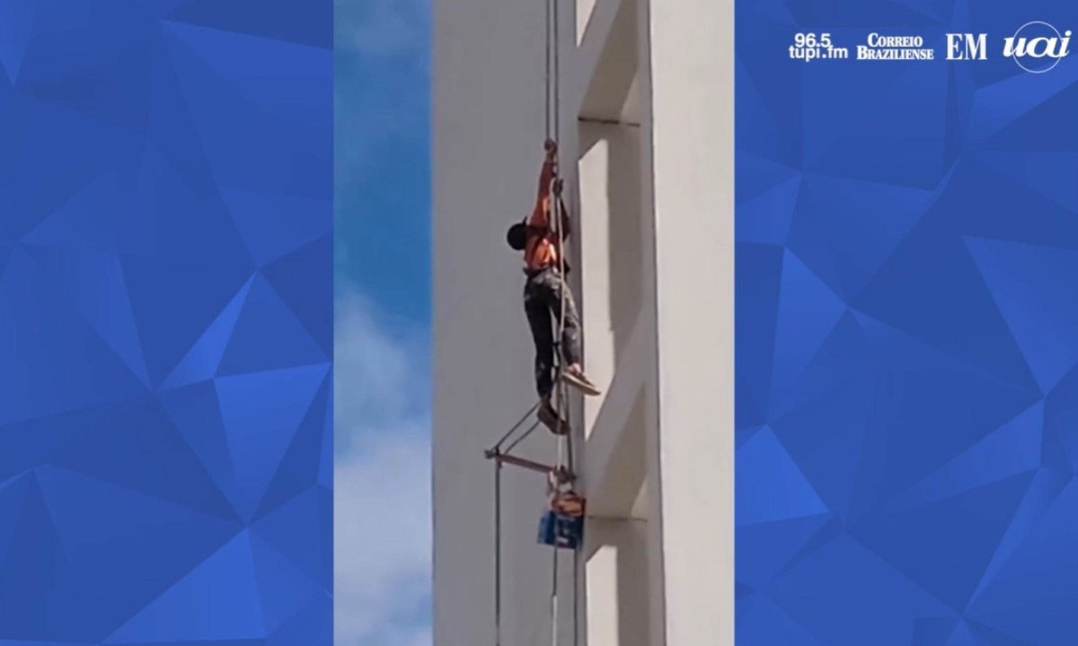 Pintor cai e fica pendurado na fachada de prédio na Zona da Mata de Minas Gerais -  (crédito: Redes Sociais/Reprodução)