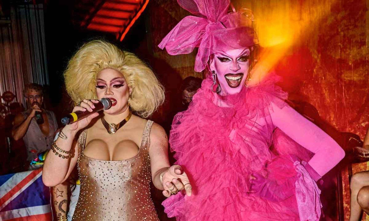 Safira e Yonika no baile de pré-carnaval, no Hotel Londres, no coração de Belo Horizonte - (crédito: Álvaro Fráguas/Divulgação) Safira e Yonika no baile de pré-carnaval, no Hotel Londres, no coração de Belo Horizonte - (crédito: Álvaro Fráguas/Divulgação)