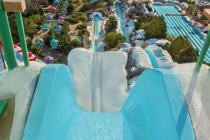 É do tipo de toboágua com inclinação de corpo de queda livre, com altura de 36.6 metros, e velocidade brusca de 89 km/h.