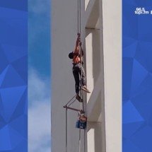 Vídeo: pintor cai do terraço e fica pendurado na fachada de prédio em Minas - Redes Sociais/Reprodução
