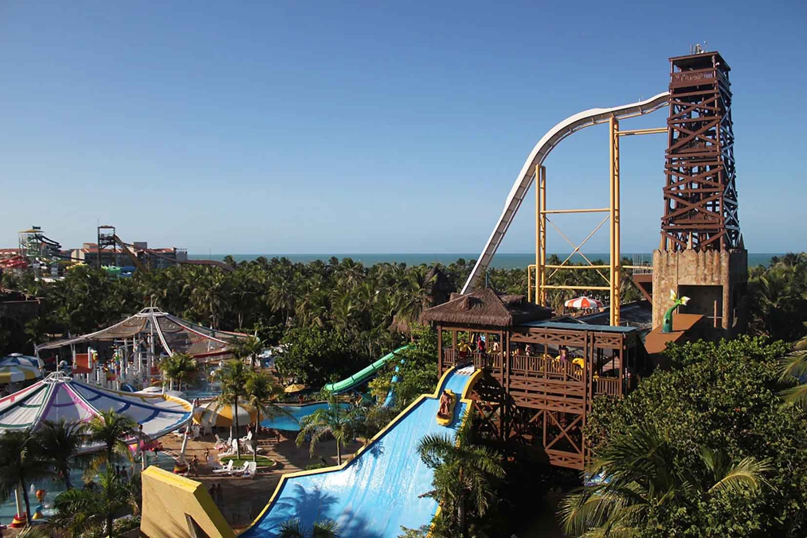 A velocidade brusca do Insano chega a 105 km/h. Se tiver coragem, veja nesse video a descida com vista para a cidade.