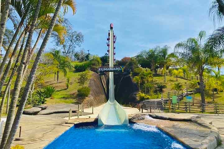 Kilimanjaro: Localizado em Barra do Pirai, Rio de Janeiro, no parque aquÃ¡tico Aldeia das Ãguas Park Resort. Ele Ã© do tipo de inclinaÃ§Ã£o de corpo de queda livre e possui altura de 49 metros. A inclinaÃ§Ã£o usa o lado de uma colina para dar maior seguranÃ§a e estendÃª-la ainda mais.