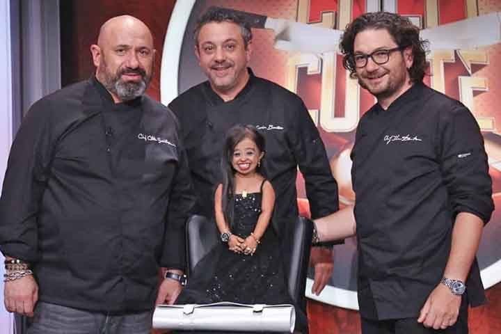 O reconhecimento de ambos pela estatura no Guinness ocorreu em 2011. Foi a segunda vez que Kösen e Amge se encontram. Em 2018, eles já haviam estado juntos no Egito a convite do governo local. 

