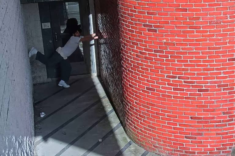 Condenado à prisão perpétua pelo assassinato da ex-namorada, Danilo Cavalcante, então com 34 anos, escapou de um presídio na manhã de 31/08/2023. Ele escalou as paredes da penitenciária no horário destinado ao banho de sol dos presos.