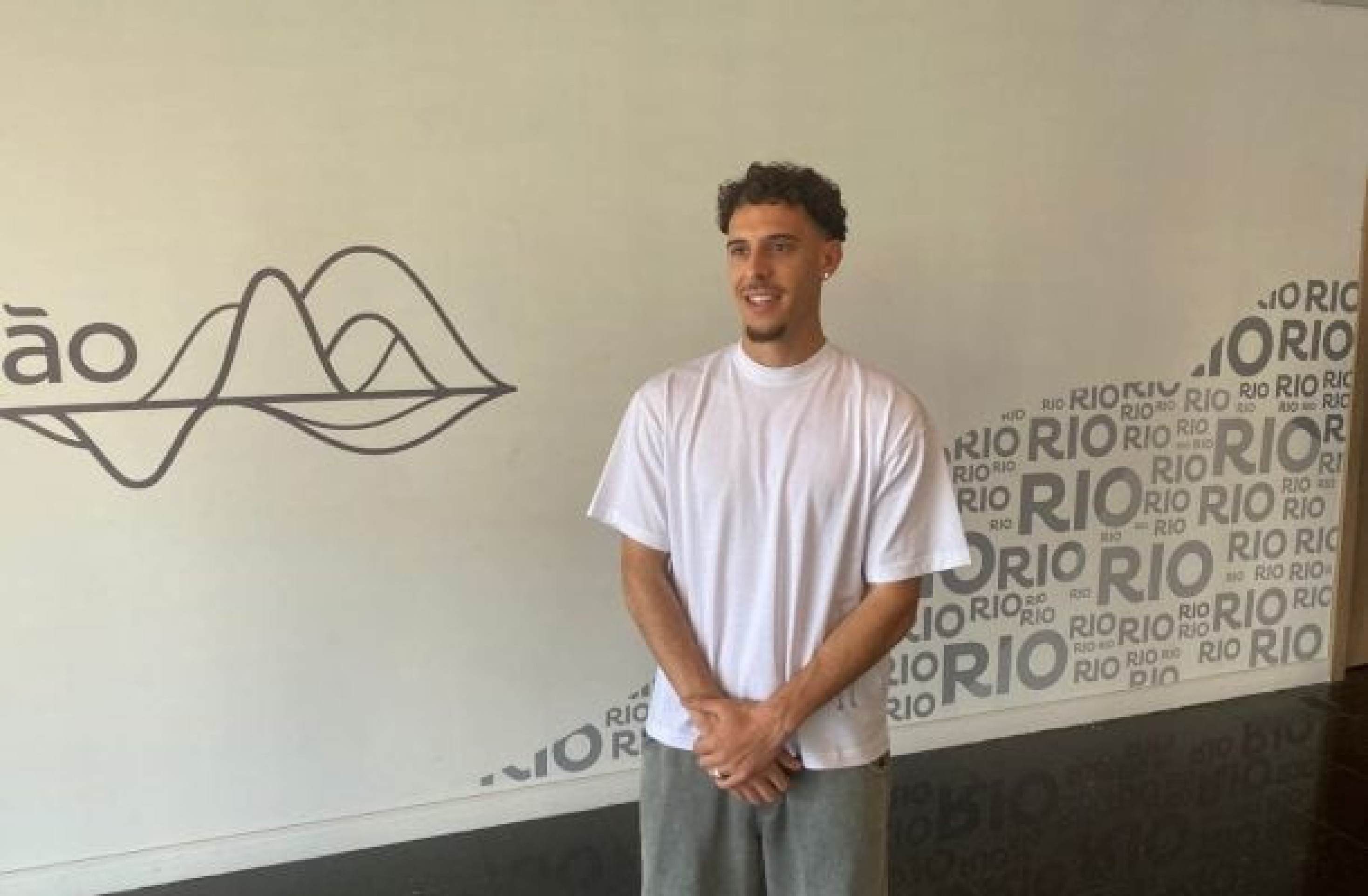 Nuno Moreira chega ao Rio para se apresentar ao Vasco e crava: ‘Time muito grande’