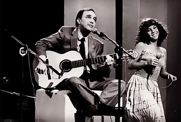 Em 1958, é lançado o álbum “Canção do Amor Demais”, pelo selo Festa, com todas as faixas compostas pela dupla Vinicius e Tom. Na voz de Elizeth Cardoso e o violão de João Gilberto (foto) em duas músicas, incluindo “Chega de Saudade”, o disco é considerado um dos marcos da bossa nova. 
