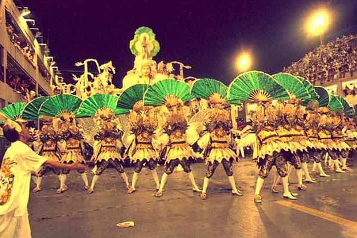No Carnaval Carioca, os leques chamaram a atenÃ§Ã£o na comissÃ£o de frente da Imperatriz Leopoldinense, no tÃ­tulo de 1994. Com uma coreografia criada pelo saudoso FÃ¡bio de Mello, a apresentaÃ§Ã£o sempre Ã© lembrada e ficou marcada na histÃ³ria da folia.Â 