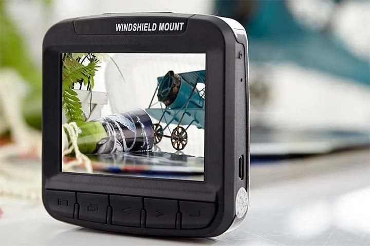 A palavra inglesa Dashcam é uma abreviação para “dashboard camera” (câmera de painel, em tradução livre). 

