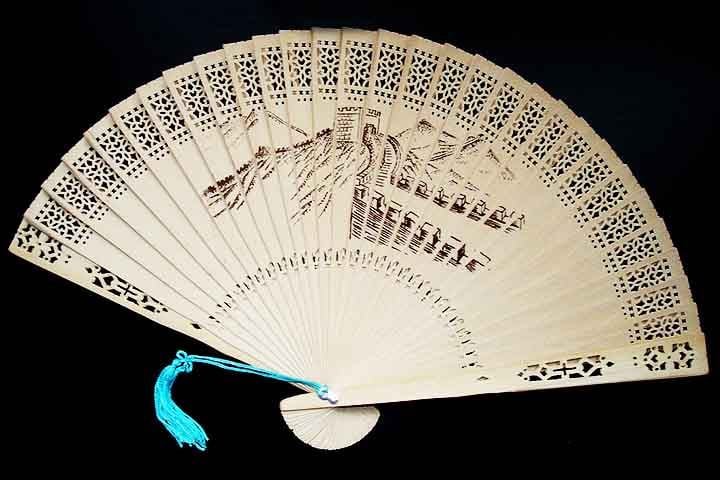 Utilizado para abanar o rosto e o corpo contra o calor forte, o leque é muito mais que um objeto para suavizar a temperatura. Ele se tornou um dos símbolos da realeza e atualmente está presente tanto no carnaval, quanto nas comunidades LGBTQIAPN+.