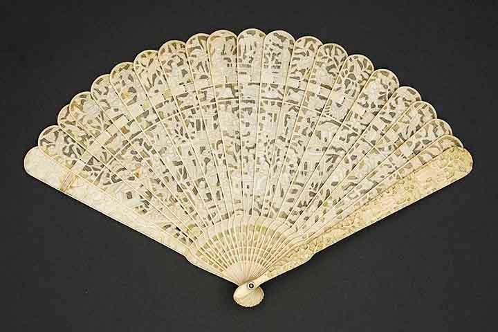 De acordo com registros antigos, o leque teria surgido aproximadamente em 3000 a.C. na China, de onde chegou ao Japão. Ele também foi utilizado por faraós no Egito, assim como por assírios e etruscos.