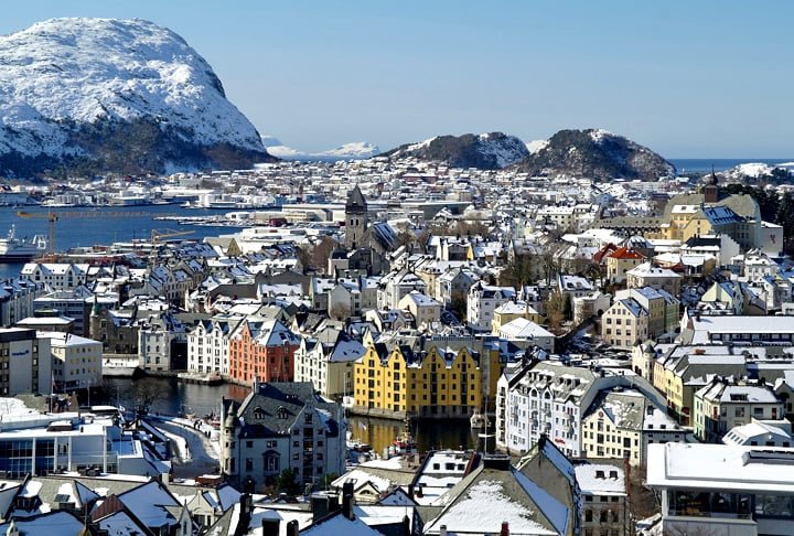 O frio país nórdico, que fica na região europeia da Escandinávia  (junto com Suécia e Dinamarca), está sempre no topo em qualidade de vida. E atrai visitantes pela beleza, organização e atrações históricas de imenso valor. -Imagem Free de Willi F. por Pixabay