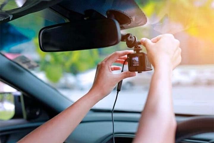  Normalmente, as câmeras de vídeo são instaladas no painel, para-brisa ou retrovisor do veículo. Na legislação brasileira não há normas específicas para o uso das dashcams, tampouco no Código Brasileiro de Trânsito. 
