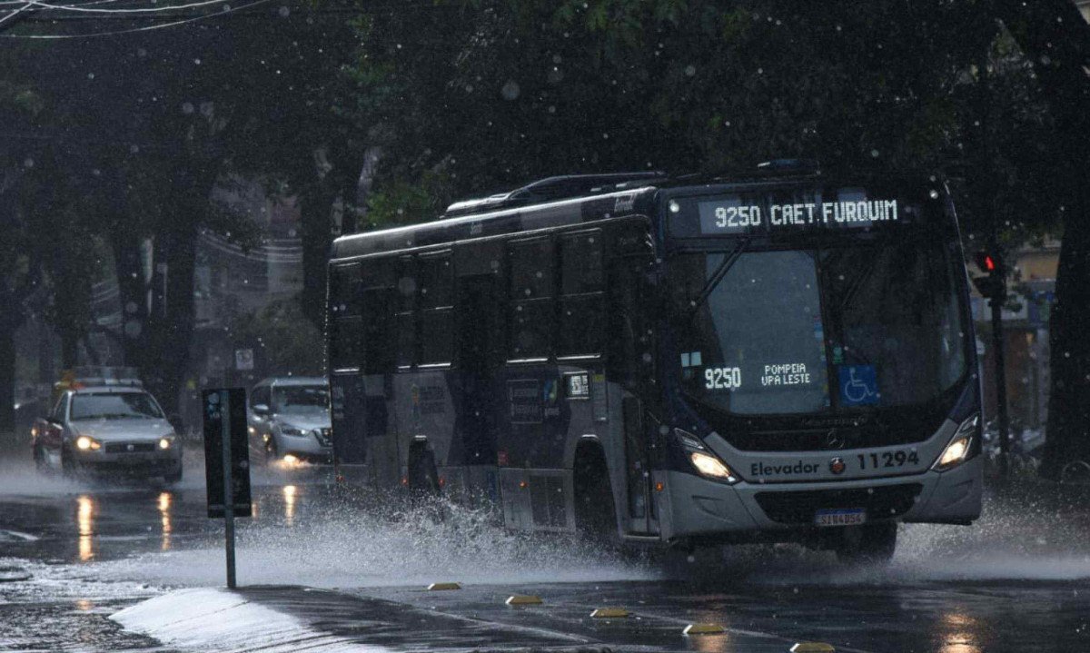 A capital mineira est&aacute; em alerta para pancadas de chuvas at&eacute; &agrave;s 8h da manh&atilde; de segunda-feira (24/2) -  (crédito: Gladyston Rodrigues/EM/D.A Press)