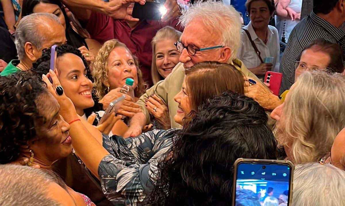 Fãs de Moacyr Franco, de 88 anos, se engalfinharam para ter um registro fotográfico com o ídolo
- (crédito: Helvécio Carlos/EM DA Press) Fãs de Moacyr Franco, de 88 anos, se engalfinharam para ter um registro fotográfico com o ídolo
- (crédito: Helvécio Carlos/EM DA Press)