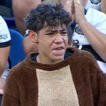 Fã de ex-atacante do Atlético usa fantasia de urso em estádio; entenda