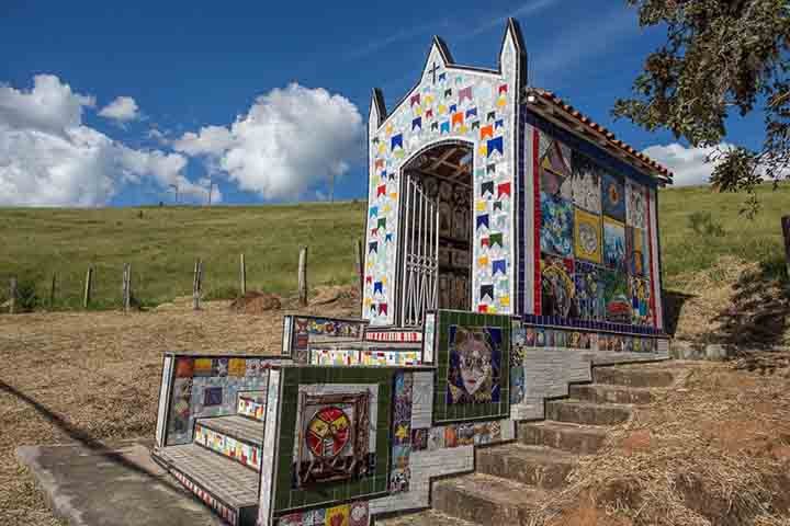 A cidade possui grande influÃªncia de comunidades quilombolas, principalmente na cultura e na arte. O principal exemplo Ã© o histÃ³rico Bairro do Quilombo, o qual manteve suas caracterÃ­sticas desde a sua formaÃ§Ã£o, em 1888, quando era, Ã  Ã©poca, habitado por ex-escravos.