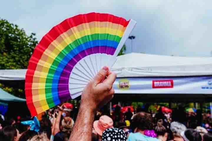 Mais do que sua característica de abanar e afastar o calor, os leques fazem parte da história de luta da comunidade LGBTQIAPN+, na luta contra discriminação de gênero, e levam o arco-íris da bandeira e essa representatividade.