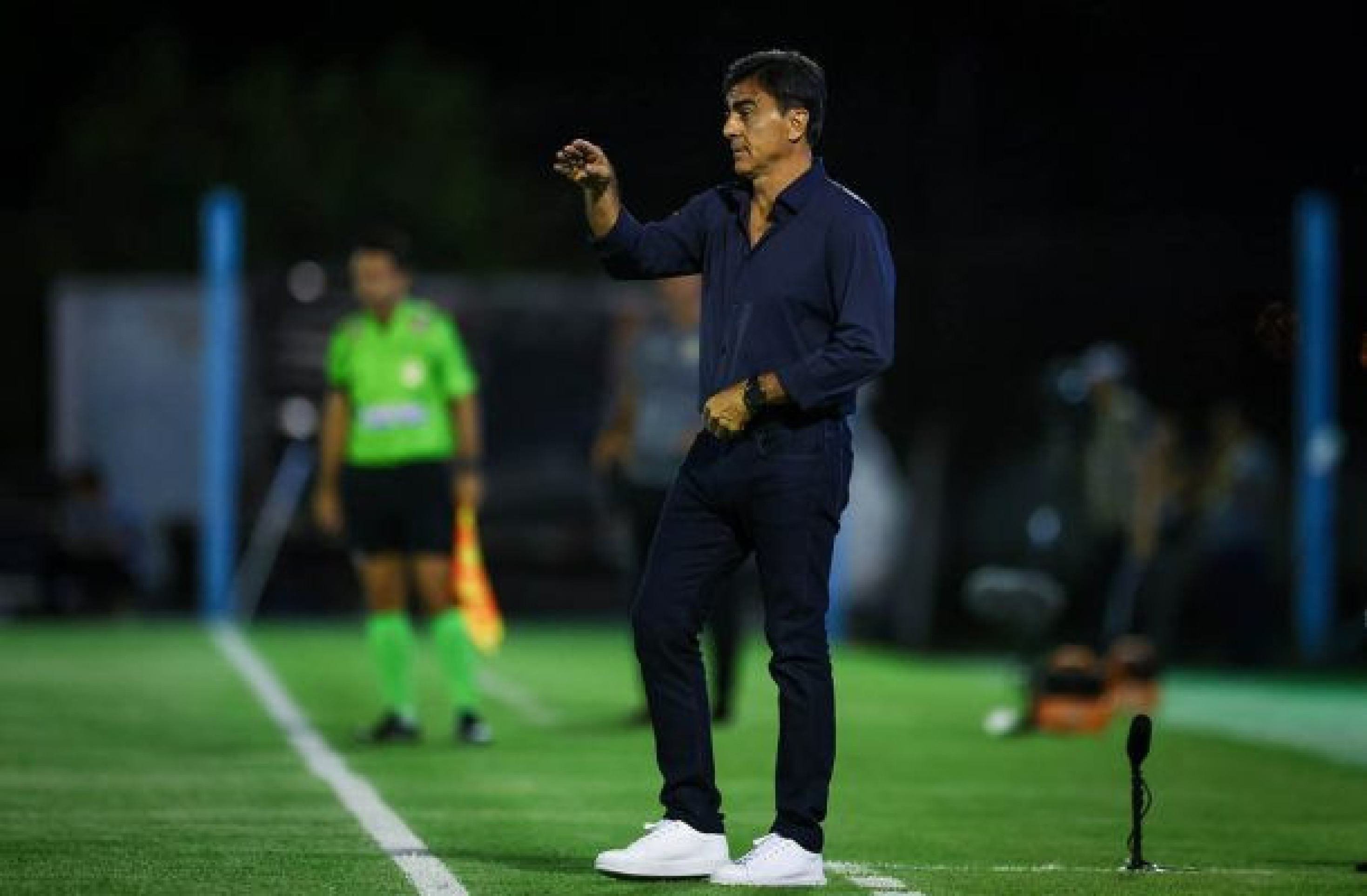 Quinteros se diz ‘preocupado’ com erros contra o Grêmio: ‘Que seja a última vez’