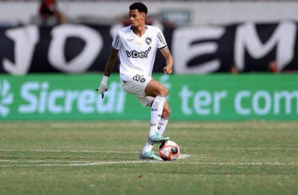 NEWTON - Demonstrou qualidade para figurar em um Botafogo B. Ficou procurando Vegetti na hora de marcação - NOTA: 3,0 - Foto: Vitor Silva/Botafogo 