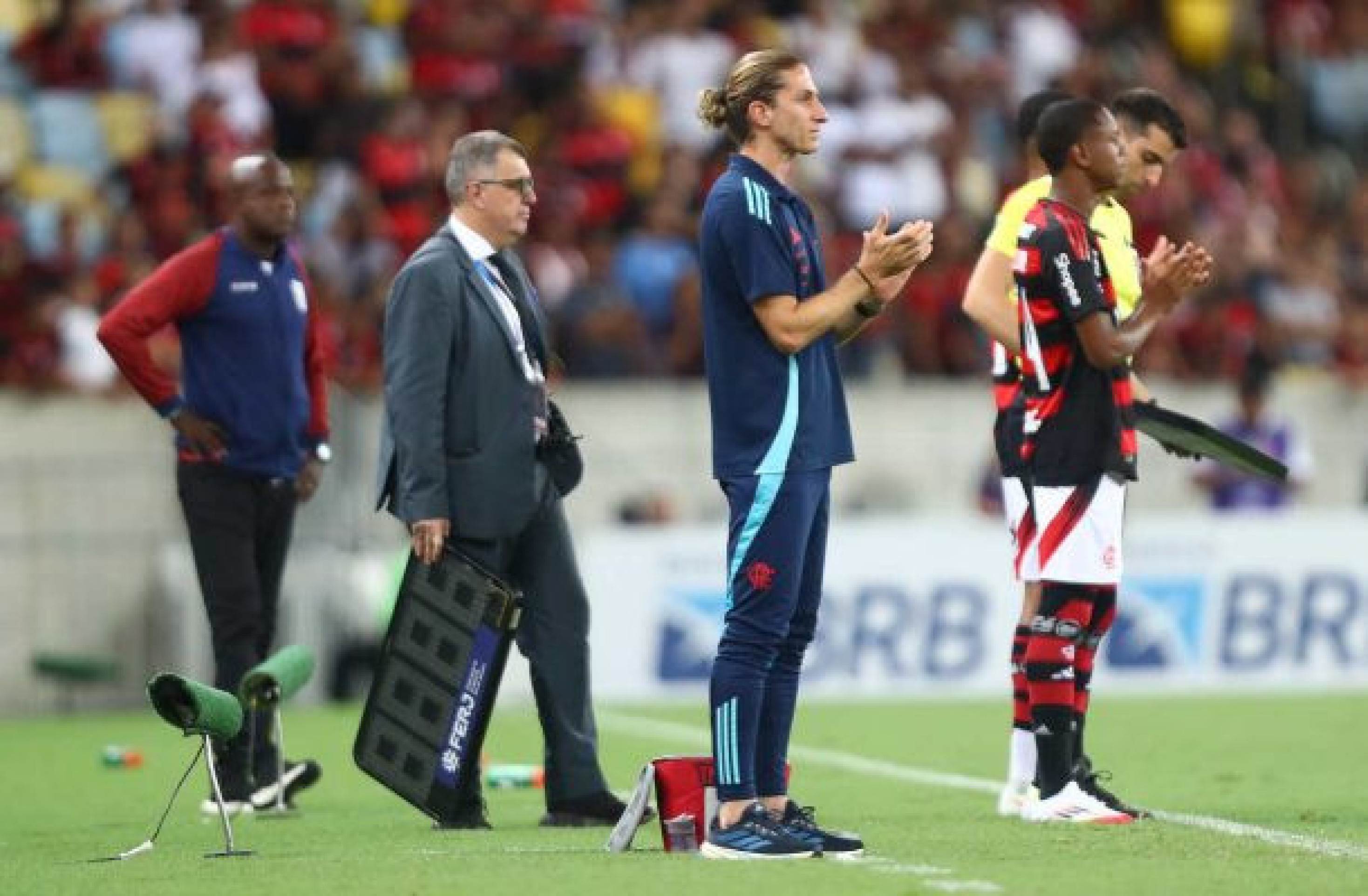 Filipe Luis diz que é prazeroso ver o Flamengo jogar e elogia Luiz Araújo