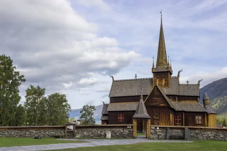 Uma das curiosidades são as chamadas StavKirker, igrejas medievais, que surgiram no século 11, após a adoção do Cristianismo. Elas representam a habilidade norueguesa na arte da carpintaria naval, herdada dos vikings.-Lukáš Jan?i?ka por Pixabay
