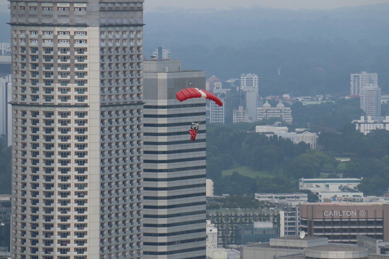 O parapente é um planador ultraleve flexível que evoluiu do paraquedas. Apesar dessa ideia ter pertencido inicialmente ao americano Barish, foram três franceses que iniciaram a modalidade em Mieussy. Parapente é a junção de 