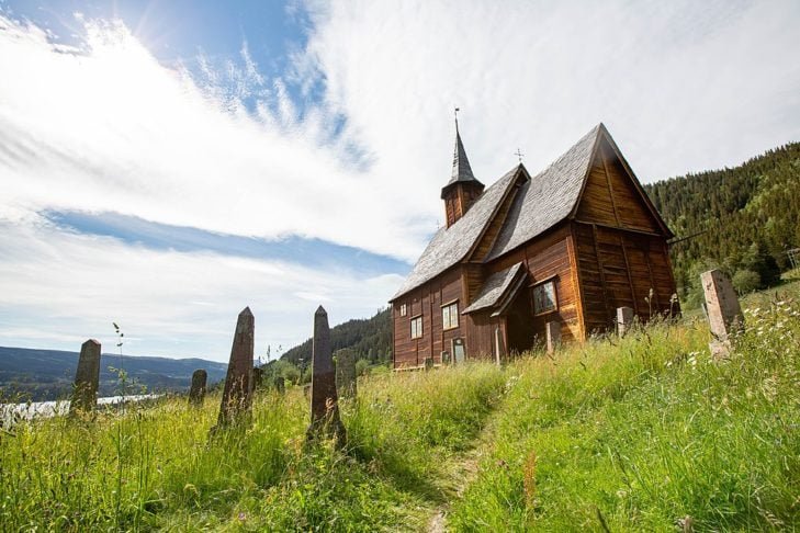 Na Europa, a Noruega se destaca justamente por preservar e estudar essas construções medievais, embora outros países nórdicos também tenham construído igrejas com estilo parecido.-wikimedia commons 	Havardtl