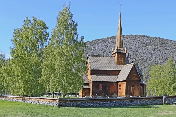 Também é possível encontrar igrejas em estilo stavkirker em países como como Suécia, Dinamarca e Finlândia.-wikimedia commons W. Bulach