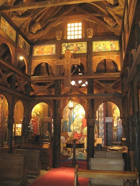 As stavkirker também desempenharam um papel importante na vida religiosa e social da Noruega medieval. Elas eram o centro da vida da comunidade local e eram usadas para celebrar casamentos, batizados e outros eventos importantes.-wikimedia commons Micha L. Rieser