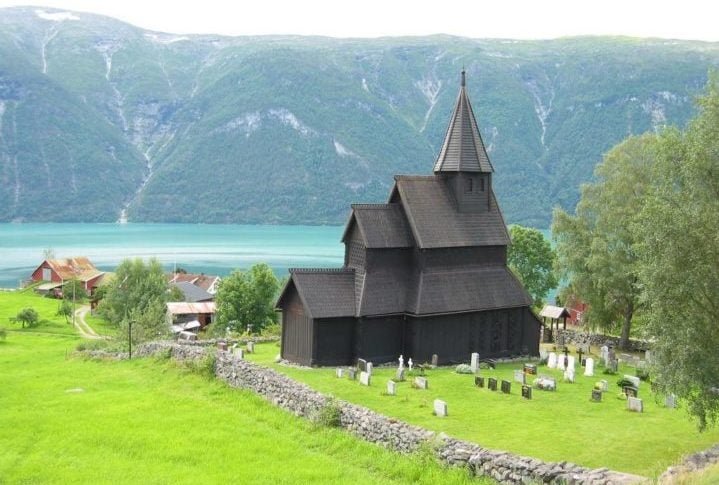 Atualmente, as stavkirker são uma atração turística popular na Noruega. Elas são um lembrete da rica história e cultura do país.-flickr Leo-setä