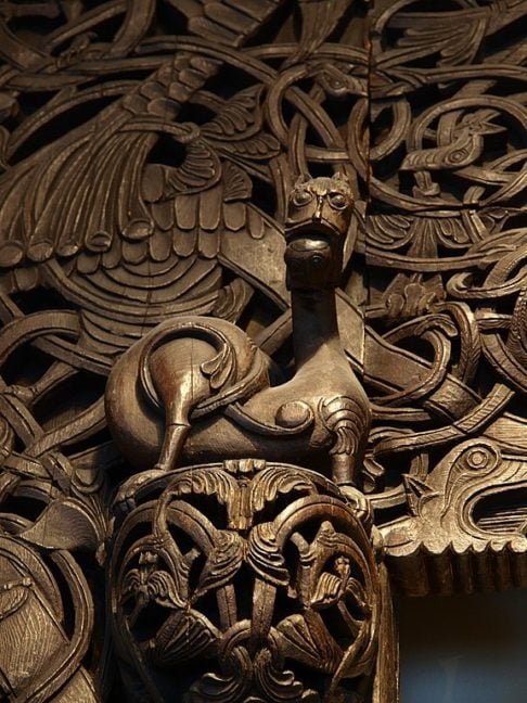 Um dos aspectos mais característicos das stavkirker é sua decoração. As esculturas e pinturas nas paredes e telhados das igrejas são frequentemente inspiradas na arte cristã e pagã, com cruzes, dragões, animais e figuras humanas.-flickr mararie