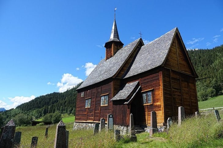 Isso era diferente das construções europeias do século X, que eram feitas diretamente no solo.-wikimedia commons Bjørn Christian Tørrissen
