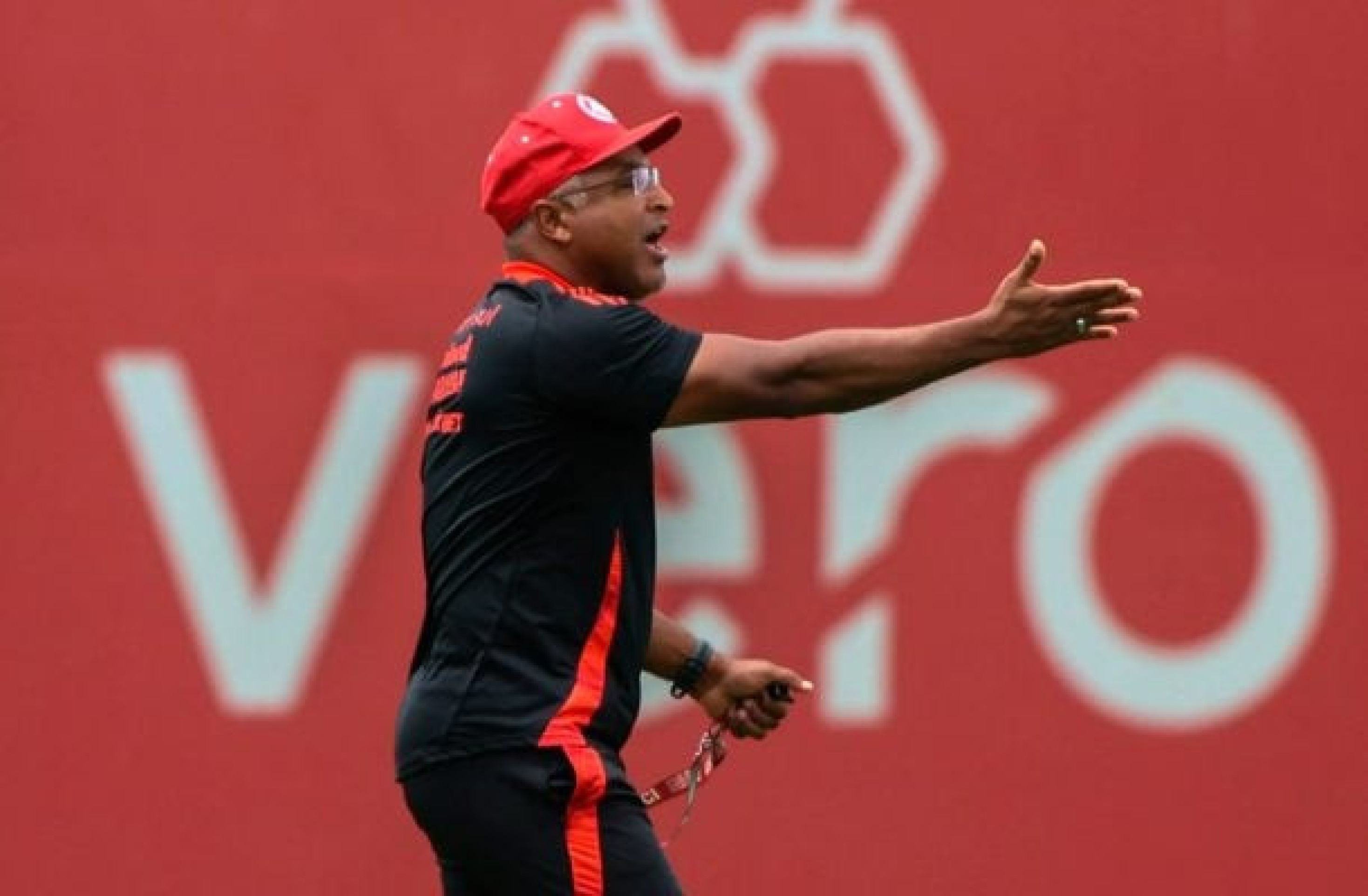 Roger Machado apoia jogadores contra grama sintética ‘Outro esporte’