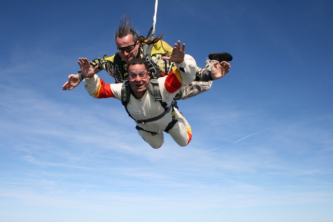Além disso, os esportes de paraquedismo se desenvolveram ao longo dos séculos seguintes. Entre eles, estão Freestyle, Skysurf, Wingsuit, Base jump e túnel de vento. 